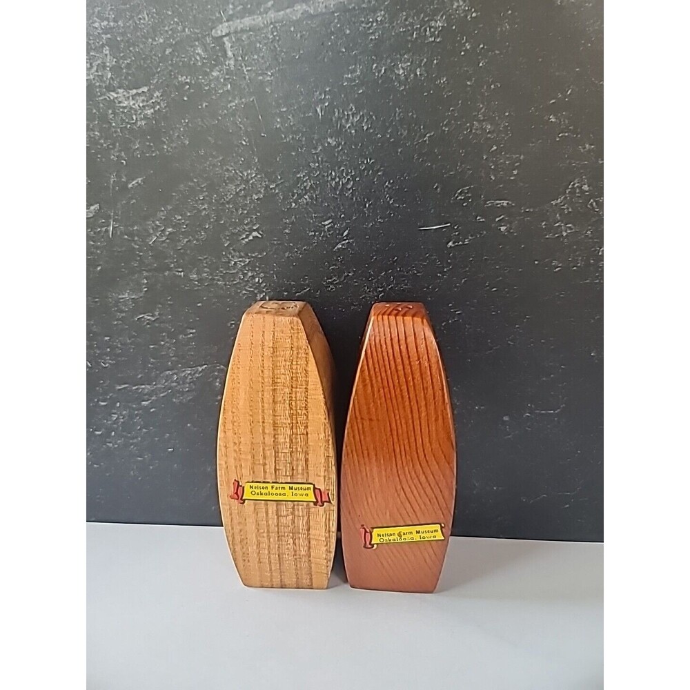 Nelson Farm Museum Souvenir Wooden Salt And Pepper Shakers Vintage, READ